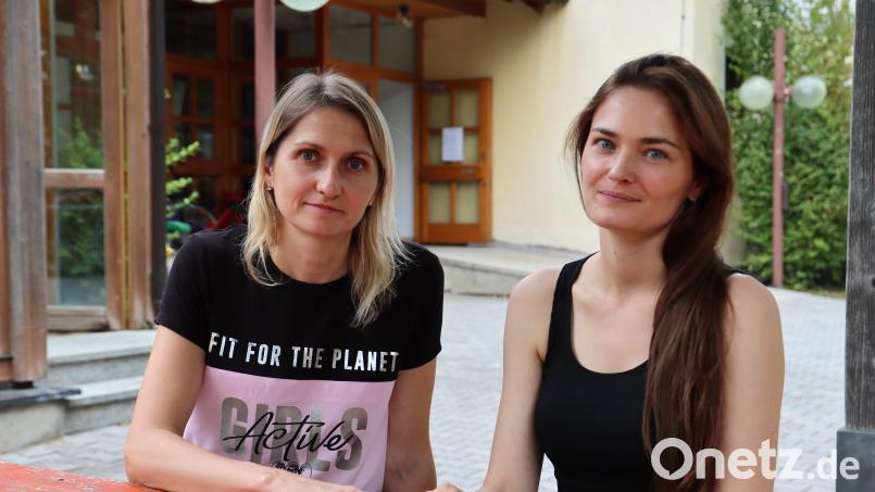 Hier sind sie mit ihren Töchtern in Sicherheit: Khrystyna Arsenova (38, links) und ihre Schwägerin Khrystyna Arsenova (34, rechts) vor dem Hirschauer Josefshaus. Bild: olr