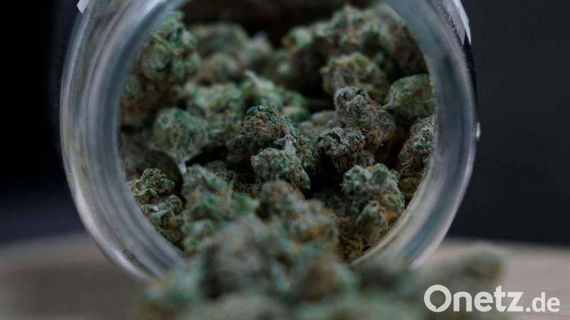 Marihuana-Knospen liegen in einem Glas (Symbolbild). Bei einem 38-Jährigen aus dem Landkreis wurden knapp 85 Gramm der Droge gefunden. Symbolbild: Paul Sancya