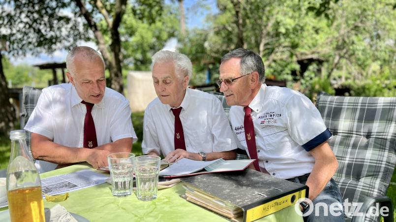 Schwelgen in Erinnerungen: Der Vorsitzende des Gesangsvereins, Wolfgang Bäumler (links), und zwei Sangesfreunde, die schon seit über 50 Jahren dabei sind: Reinhard Schwab (Mitte) und Karl Koller (rechts). Bild: Eichl