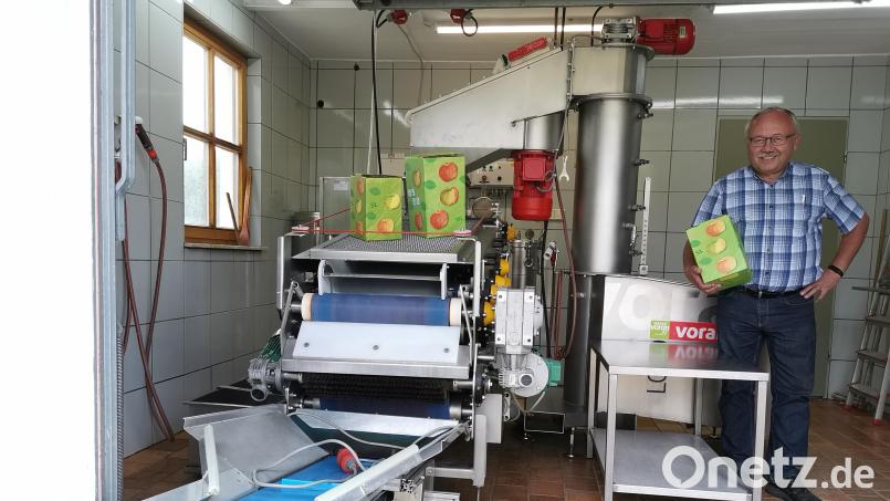 Vorsitzender Karl Ruhland hat die moderne Bandpresse des OGV Oberviechtach für die Saison 2022 fit gemacht. Das Obstpressen im Vereinsheim startet am 3. September. Bild: Portner