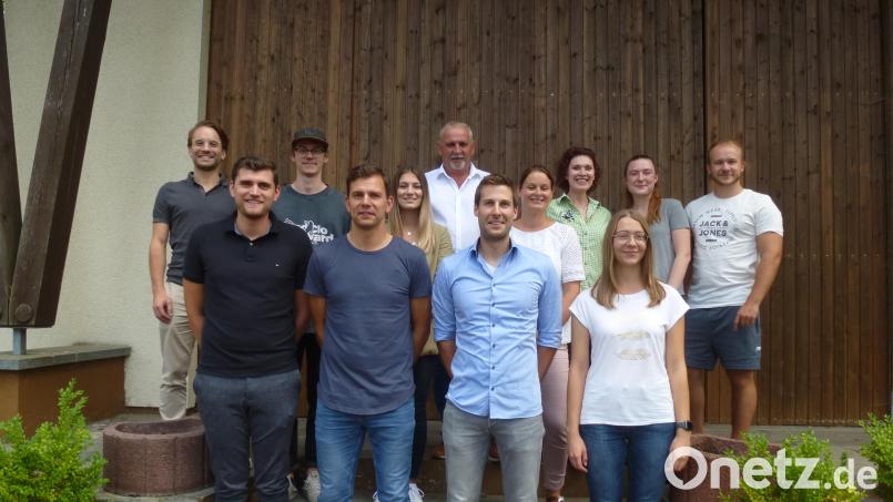 Dreifacher Platztausch im Fürungsteam des Kirwavereins: Vorsitzender Marco Gollwitzer, Stellvertreter Ralp Egeter, Schriftführer Benedikt Ach, Kassier Anna Schwirzer (vorne, von links) mit den Beisitzern. Ihnen gratulieren die Bürgermeister Ludwig Biller und Severin Hirmer (hintere Reihe, Vierter und Sechster von rechts) Bild: bk
