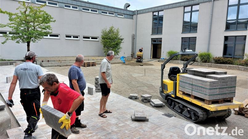Die Sommerferien werden am Ortenburg-Gymnasium für die Neugestaltung des Innenhofs genutzt. Das neue Pflaster ist schon teilweise verlegt. Bild: lg