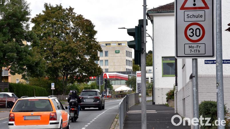 Maximal Tempo 30: Das gilt vor Schulen im Raum Amberg-Sulzbach, wie hier beim Gregor-Mendel-Gymnasium in Amberg, auch in den Ferien. Bild: Stephan Huber