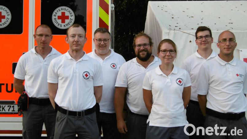 Ein Teil der BRK-Mannschaft mit dem neuen Rettungswagen. Bild: mma