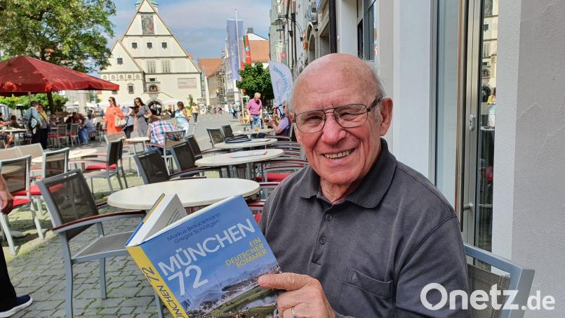 Georg Gruber bei der Lektüre eines Buches über 50 Jahre Olympische Spiele in München. Bild: Maier