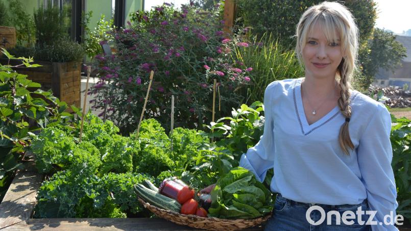 Janine Wührl an ihrem Hochbeet in Hungenberg, angebaut hat sie dort auch norddeutschen Grünkohl. Die zweifache Mutter schwärmt von der Zeit an der Landwirtschaftsschule und setzt sich für nachhaltiges und gesundes Essen ein. Bild: jr