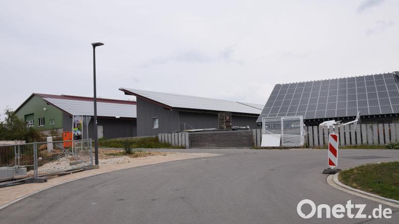 Im Gewerbegebiet Brunnlettberg in Schmidmühlen will sich ein Unternehmen ansiedeln und in einer bestehenden Halle Düngemittel aus Molkereiabfällen herstellen. Bild: bö