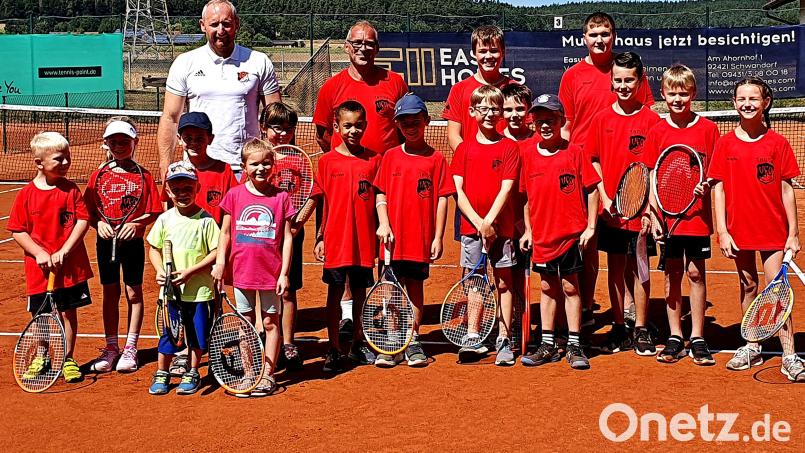Die Herren im Foto sind von links: 1.Vorsitzender Christian Schraml und Sportwart Michael Arnold, mit den Teilnehmern. Bild: R. Kreuzer