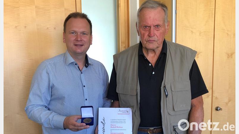 Bürgermeister Christian Porsch (links) ehrte Rudolf Richter für sein jahrzehntelanges Ehrenamt mit der bronzenen Bürgermedaille Bild: ak