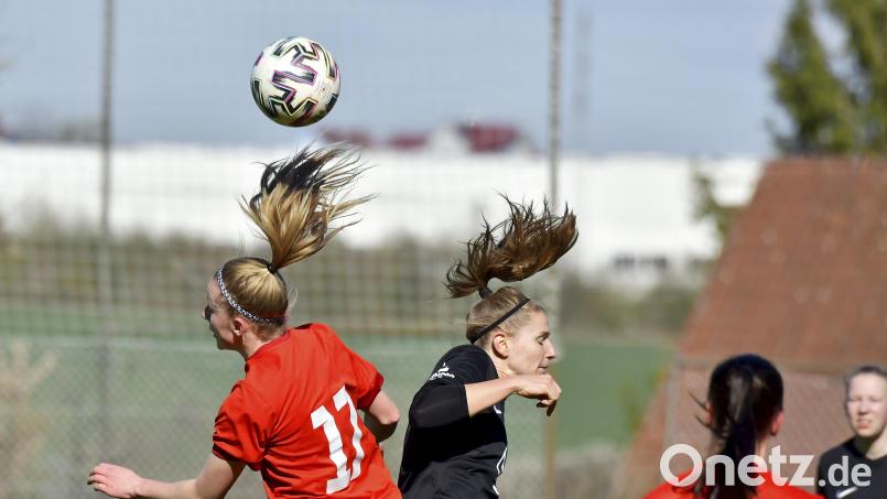 Auf geht's in die zweite Bayernliga-Saison: Die Fußballerinnen des TSV Theuern starten am Sonntag mit einem Heimspiel. Bild: Hubert Ziegler