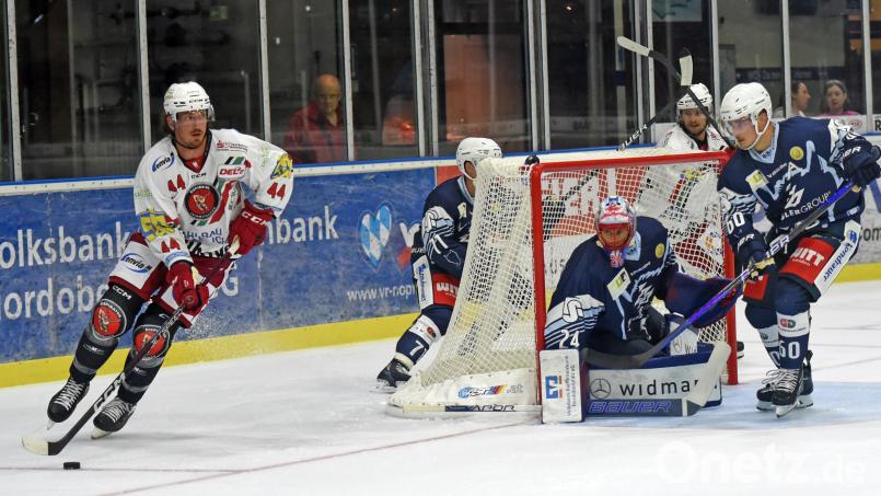 Die Blue Devils testen nach den Siegen gegen Crimmitschau (6:3/Szene vor dem Kasten von Jaroslav Hübl) und in Heilbronn (5:3) gegen einen weiteren Club aus der DEL2. Am Sonntag um 15 Uhr gastieren die Bayreuth Tigers in der Hans-Schröpf-Arena. Bild: Gebert