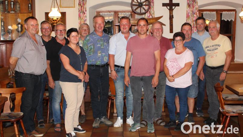 Der Vorsitzende der Freien Wählergemeinschaft Thanstein, Wolfgang Niebauer (links), wurde wiedergewählt. Das Bild zeigt die neue Vorstandschaft. Bild: Matthias Niebauer/exb