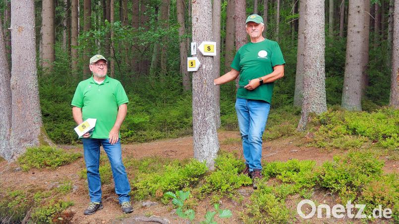Seit mehr als 30 Jahren kümmern sich Reinhard Schwarz (links) und Manfred Lang (rechts) als Wegepaten um den Südweg. Eine ihrer Aufgaben: neue Markierungsschilder anbringen. Bild: bsc