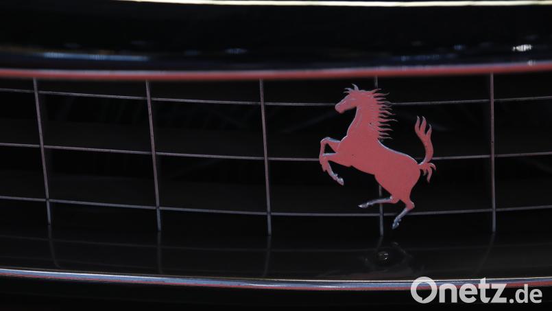 Bei nasser Fahrbahn ist ein 56-Jähriger mit seinem Ferrari F164 in die Leitplanke gerutscht. Symbolbild: Clara Margais
