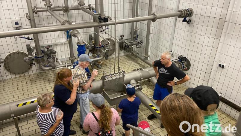 Georg Zangl erklärt den Besuchern die Anlage im Keller des Hochbehälters. Bild: amö