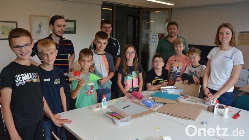 Großen Spaß hatten acht Kinder bei einem Workshop, den die Freien Wähler Mitterteich um Vorsitzenden und Stadtrat Klaus Schuller (hinten rechts) im Rahmen des Ferienprogramms anboten. Mit einem Team der MINT-Garage Waldsassen durften sie vier verschiedene Raketentypen basteln. Bild: jr