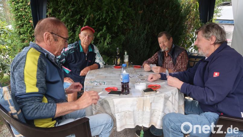Eine gemütliche Schafkopfrunde unter Campern geht immer. Selbst bei 35 Grad im Schatten. Bild: Kunz