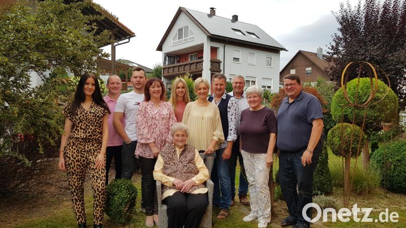 Franziska Hanauer, eingerahmt von ihren Töchtern, feiert ihren 90. Geburtstag im Kreise ihrer Familie feiern. Dazu gratulieren auch Pfarrer Udo Klösel (rechts), dritter Bürgermeister Helmut Meindl (Dritter von rechts) und die Vorsitzende des Frauenbundes, Angela Striegl (Zweite von rechts). Bild: gi