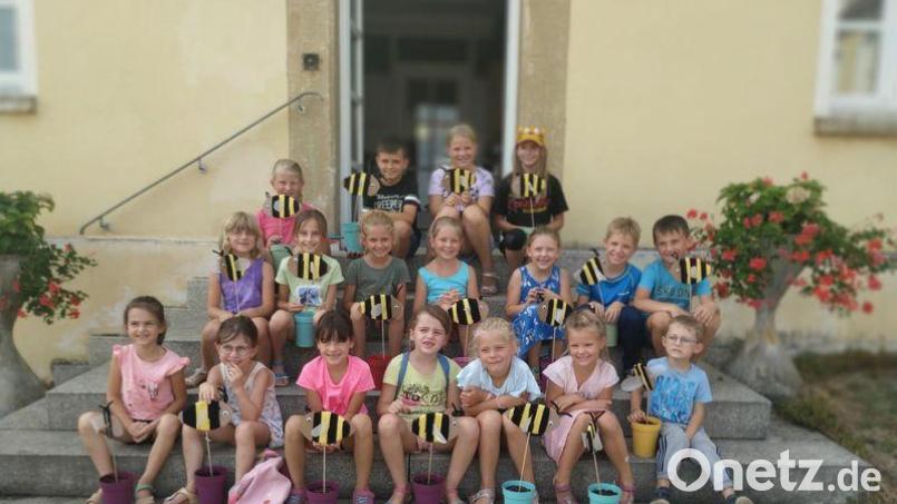 16 Kinder bastelten im Rahmen des Ferienprogramms Bienen als Blumenstecker. Bild: Manuela Weikmann/exb