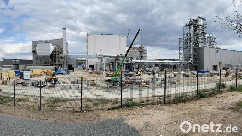 Das Dämmfaserplattenwerk der Ziegler Group nimmt eine Fläche von 28 Hektar im Gewerbegebiet Hütten-Nord bei Grafenwöhr ein. Seit dem 31. August läuft dort der Probebetrieb mit rund 130 Angestellten. Bild: Gabi Schönberger