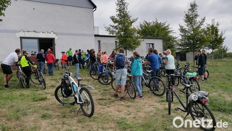 Noch sind die Außenanlagen nicht komplett fertiggestellt. Das hinderte aber den Radfahrerverein nicht daran, sich über das Konzept des Dorfladens zu informieren und am Nachmittag das dazugehörige Café für eine ausgiebige Einkehr zu nutzen. Bild: cvl