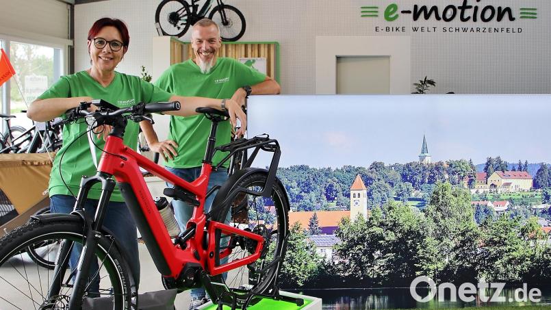Herbert Manz (rechts) hat ein E-Bike-Geschäft an der Schwarzenfeld Böttgerstraße aufgemacht, seine Schwester Michaela (links) ist die Geschäftsführerin. Bild: Thomas Dobler