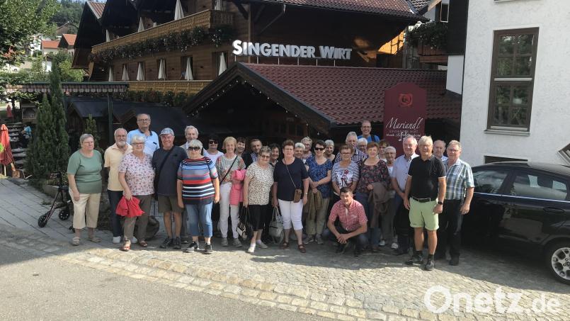 Die Seniorengruppe aus Tirschenreuth vor dem Hotel &quot;Mariandl&quot; in Elisabethszell. Bild: Konrad Zant/exb