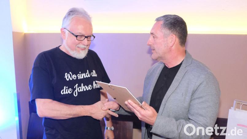 50 Jahre und 16 Tage arbeitete Peter Dotzler (links) bei der Firma Hellbach. Nun wurde er von Inhaber Matthias Hahn (rechts) mit der Ehrenurkunde und der Goldenen Ehrennadel der Handwerkskammer verabschiedet. Bild: usc