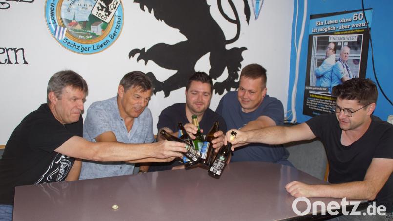 Vorsitzender Thomas Lampl (rechts) und seine Amtsvorgänger (von links) Hans Hafenrichter und Peter Lampl stoßen im Clubraum der Löwenfans auf die 60er an. Bild: mmj