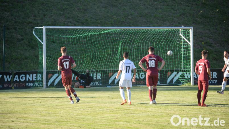 Mit 2:3 verlor der ASV Haselmühl gegen den SV Freudenberg am Freitagabend, obwohl der erste Treffer per Elfmeter gesessen hat. Daniel Ibler verwandelte ihn sicher zum 1:0. Bild: Andreas Brückmann