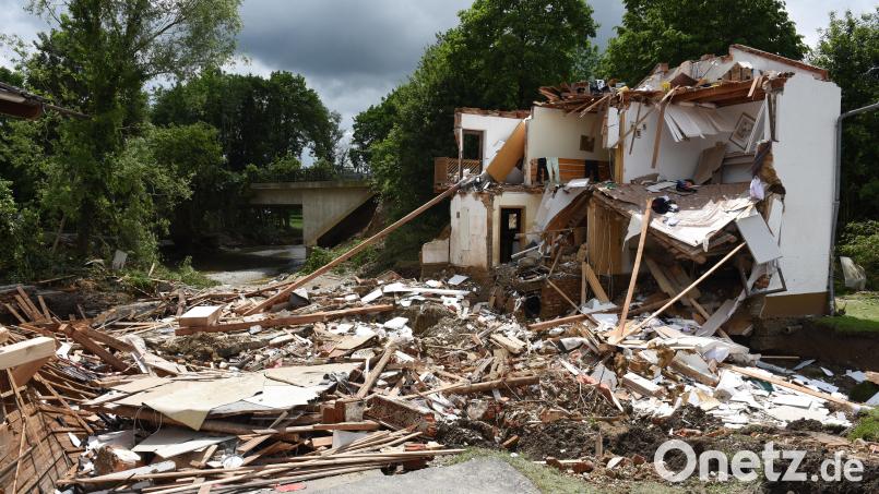 Ein Fall für die Elementarschadenversicherung: Ein halb weggerissenes Haus mit viel Schutt in Untertürken (Niederbayern) nach dem Hochwasser im Juni 2016. Symbolbild: Angelika Warmuth/dpa