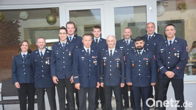Christian Göbel, Walid Hesso, Herbert Pschierer, Martin Meißner, Johannes Albrecht und Ausbilder Thomas Steiner (vorne von rechts) stehen für ausgezeichnete Leistung in Ausdauer, Kraft und Koordination. Bild: fz