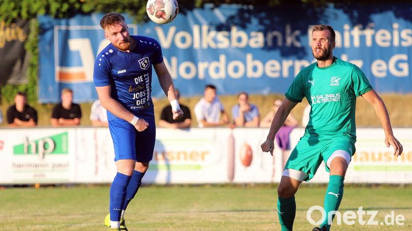 Bei den Etzenrichtern ist Bastian Strehl (links) gegen den TSV Detag Wernberg wieder an Bord. Dominik Forster (rechts) fehlt dem FC Weiden-Ost dagegen im Heimspiel gegen den Spitzenreiter SC Luhe-Wildenau. Bild: war