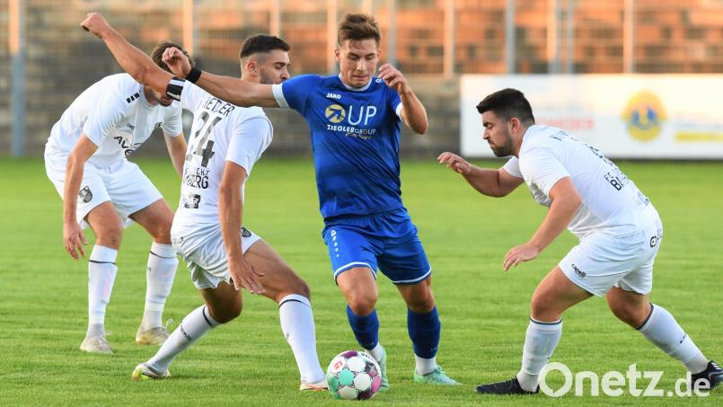 Lange Zeit taten sich die Weidener und Kevin Grünauer (blauses Trikot) schwer gegen die Bamberger, doch am Ende jubelten sie über ein 2:2 Bild: Büttner