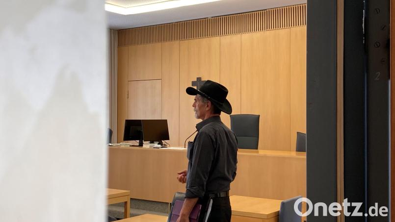 Helmut Bauer, Weidens Querdenker Nr. 1 , nach dem Ende des Verfahrens im Sitzungssaal 110 im Amtsgericht Weiden. Bild: jut