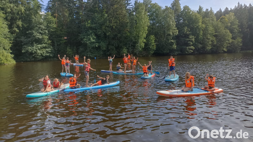 Die Neustädter Kinder haben am Gaisweiher Riesenspaß. Die Aktion kam so gut an, dass sie im nächsten Jahr wiederholt werden soll. Bild: krb