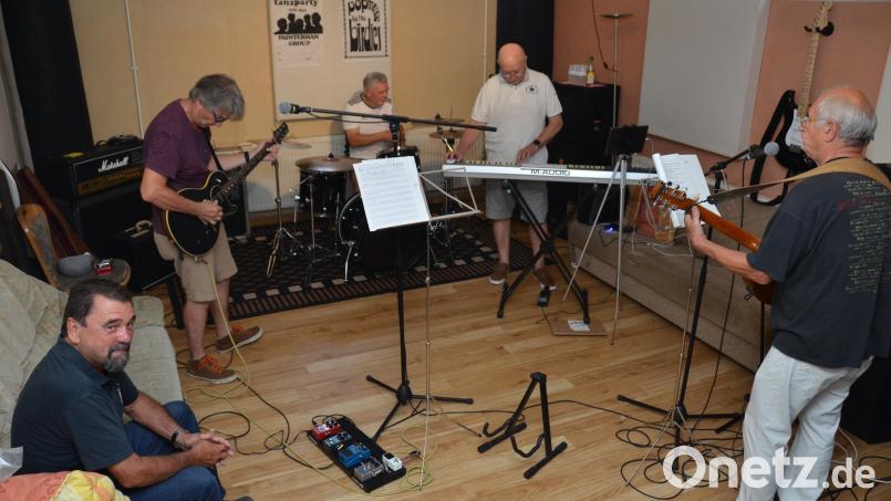 Sie können es noch: 50 Jahre gingen ins Land, bis sich die alten Freunde aufrafften und wieder zu Gitarre und Schlagzeug griffen. Friedrich Janner (Gitarre), Günter Pschibl (Schlagzeug), Hans Gruber (Piano) und Manfred Jeschke (Gitarre und Gesang) waren früher die "Drifters" und später die "Birdies". Helmut Bäumler (links) kam zum Zuhören in den MiVoh-Probenraum. Bild: dob