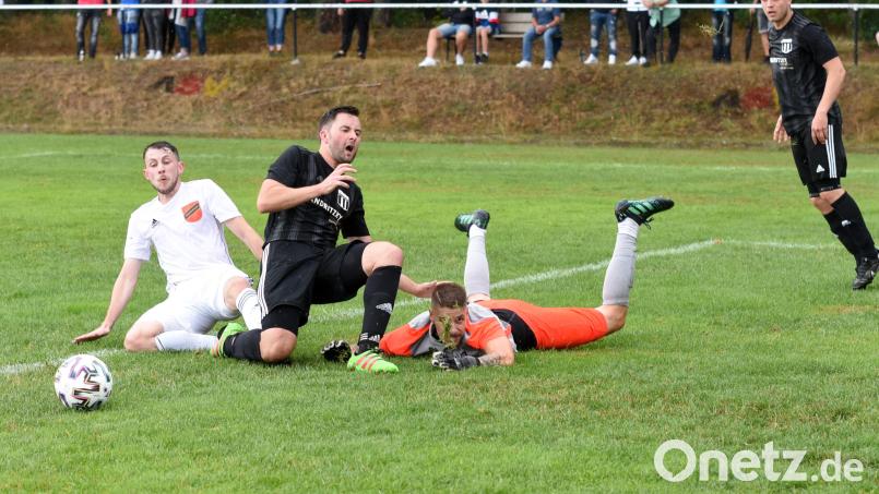 Szene aus dem Derby zwischen dem ASV Waldsassen und dem TSV Konnersreuth (3:3) mit (von links) Maximilian Menzl (ASV), Stefan Bauer (TSV) und Torwart Jan Altrock (ASV). Am Sonntag gehen beide Teams auf Reisen: Die Klosterstädter gastieren beim SV Mitterteich II, die Konnersreuther beim TSV Waldershof. Archivbild: Gebert