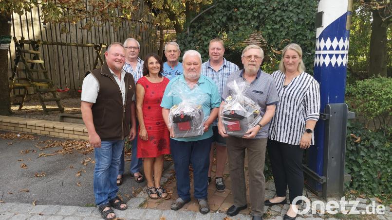 Der Ortsverband der Industriegewerkschaft Bauen-Agrar-Umwelt verabschiedet zwei langjährige Mitglieder: (von links) Christian Leitermann (1. OV Vorsitzender), Erich Seebauer, Karin Körtl, Alois Luber, Richard Daxberger, Manfred Katens, Walter Zitzmann und Petra Katens (Branchensekretärin IG BAU). Bild: IG Bau/exb