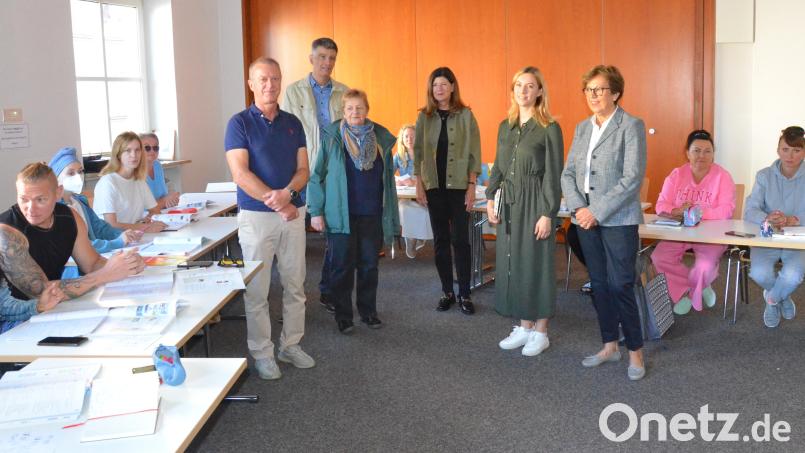 Georg Kreiner und Servic-Club Inner Wheel spenden 6000 Euro für Deutschkurse. Bild: Kunz