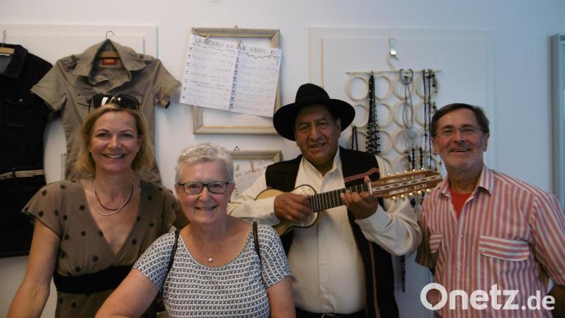 Gerda Krusche, Marianne Moosburger, Coco Aquino und Hans Bauer freuen sich über die großherzige Spende für Runa Masi. Bild: mma