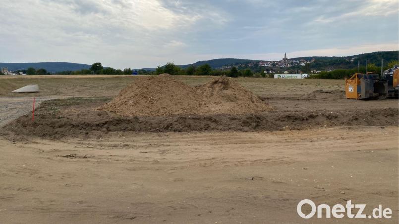 Das neue Gewerbegebiet Am Baderfeld, nördlich von TBG und Inotech (links hinten) und östlich der A 93 (rechts hinten verlaufend) gelegen, bietet auf 19 Hektar viel Platz für Firmenansiedlungen. Ein Neubau (Vordergrund) wird in Kürze schon begonnen. Bild: Wilhelm Amann