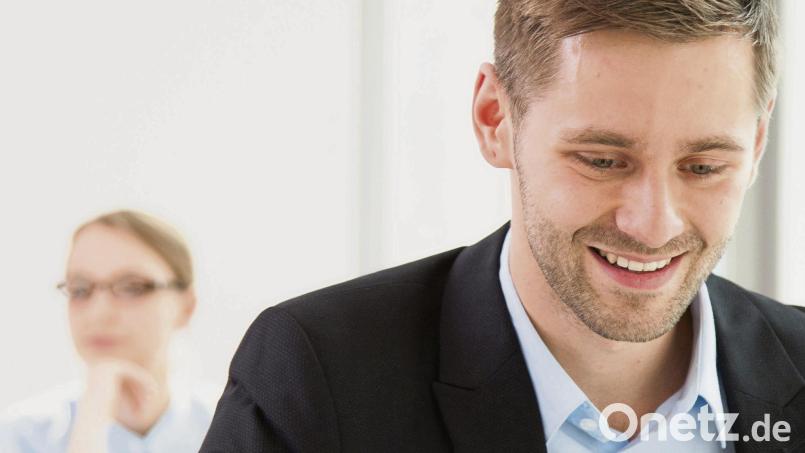 Knowledge Hiding kann viele Ursachen haben: Manche haben schlicht Angst, ihren Expertenstatus zu verlieren, wenn sie ihr Wissen teilen. Symbolbild:  Christin Klose/dpa