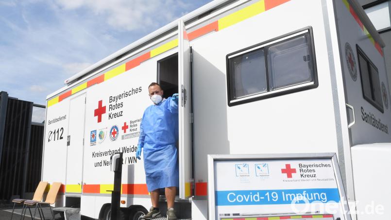 Die drei mobilen Impf-Teams des BRK impfen zusammen mit dem Impfzentrum in Weiden 80 bis 100 Menschen täglich gegen das Coronavirus. Hier macht ein Team am Freitag Station in Vohenstrauß. Bild: Gabi Schönberger