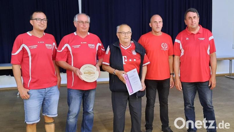 Der Vorstand des Kemnather FC-Bayern-Fanclubs um Ersten Vorsitzenden Rainer Kische (Zweiter von rechts), zweitem Vorstand Johannes Kreuzer (links) und Kassier als auch Schriftführer Klaus Fiebig (rechts) ehrten Roland Gallei für 25 Jahre und Josef Sticht für 10 Jahre Vereinstreue. Bild: mde