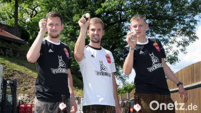 Die Cheforganisatoren David Martynec, Nico Dirschedl und Alex Pröll sind heiß auf ihr Bierpong-Turnier. Hier trainieren sie im Fuchsbeck-Hof – mit Bierflaschen im Vordergrund. Beim Turnier selbst wird das im Spielbereich verboten sein. Bild: Wolfgang Steinbacher