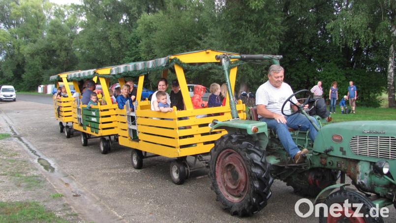 Bis zum Start des Entenrennens machen die Kinder Spazierfahrten mit dem Manteler Bockl der von Herbert Steiner gesteuert wurde. Bild: sei