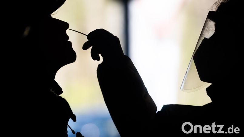 Im Weidener Stadtgebiet ist die 7-Tage-Inzidenz leicht gestiegen. Symbolbild: Julian Stratenschulte/dpa