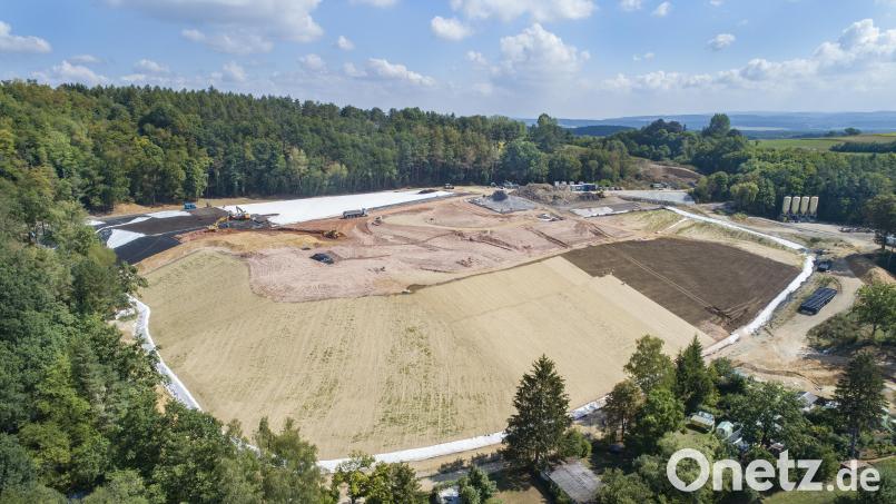 Die Abdeckung der ehemaligen Hausmülldeponie „Erzhülle“ schreitet voran – schon bald könnte dort eine Photovoltaikanlage entstehen. Luftbild: Thilo Hierstetter