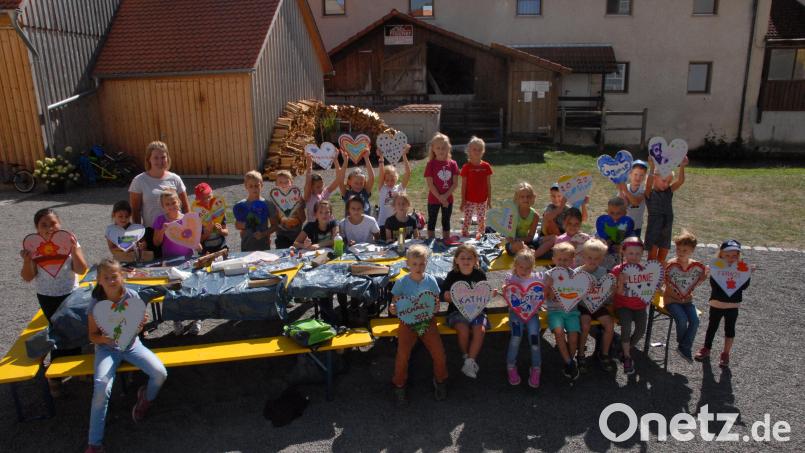 Die Kinder bemalten beim Ferienprogramm Kirwaherzen. Links hinten Jugendbeauftragte Paula Weigert, die den Kurs leitete. Bild: pop